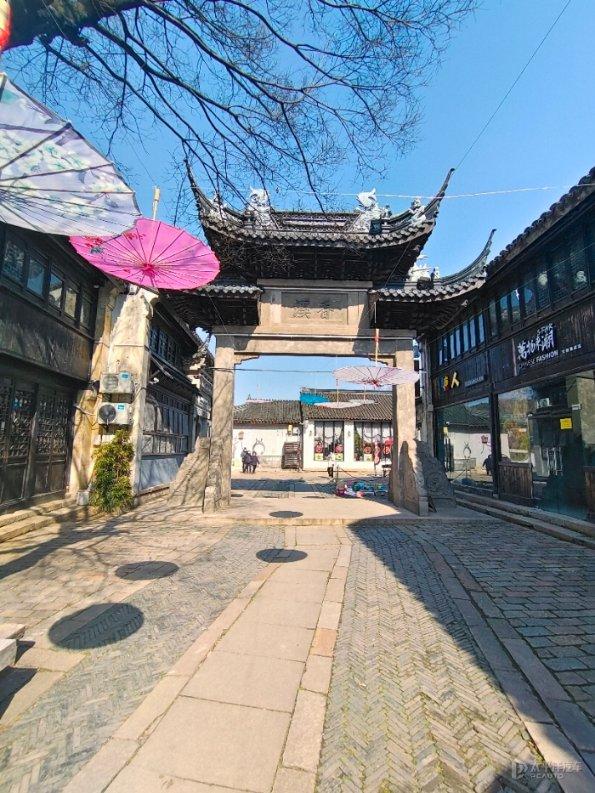 网友称一服务区充电桩2.98元/度比加油贵,客服:统一价1.8元,从未改过